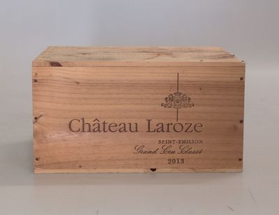 une boîte en bois avec une étiquette de vin