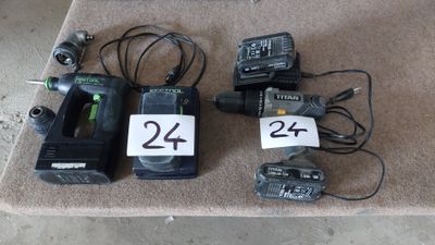 beaucoup d'appareils électroniques posés sur le sol