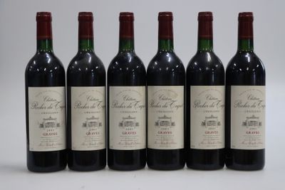 six bouteilles de vin rouge sont alignées