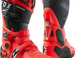 une paire de bottes de moto rouges et noires sur fond blanc