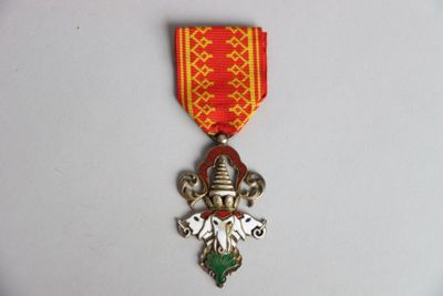 une image représentant une médaille rouge et dorée ornée d'un dragon