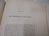 un gros plan d'un livre ouvert posé sur un lit
