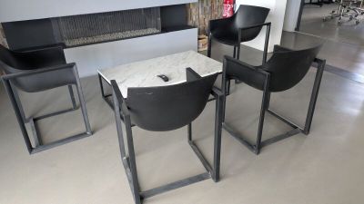 trois chaises et une table au milieu d'une pièce