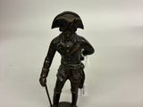 statue d'un homme portant une épée et un chapeau, sur fond blanc