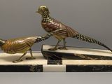 paire de faisans en bronze sur un socle en marbre, avec une base noire et blanche