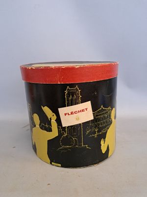 un conteneur noir et jaune sur lequel figure l'image d'un homme