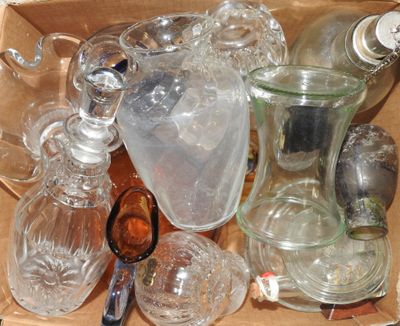 une boîte remplie de verres vides posée sur une table