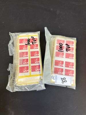 deux paquets de nourriture posés sur une table, à côté d'une tasse de café