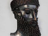 un masque en métal orné d'une barbe et d'un chapeau