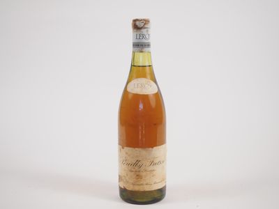 une vieille bouteille de vin posée sur une surface blanche
