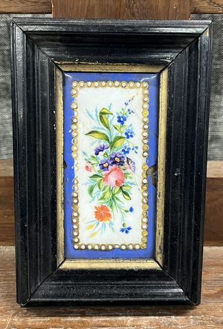Email de style Napoléon III « Fleurs » non signé. 9 x 5 cm. Accid...