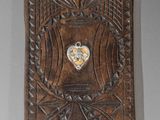 plaque en bois sculptée avec un cœur au centre
