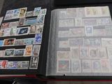 un livre qui contient beaucoup de timbres