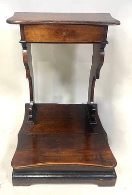 une table d'appoint ancienne en bois, surmontée d'un tiroir