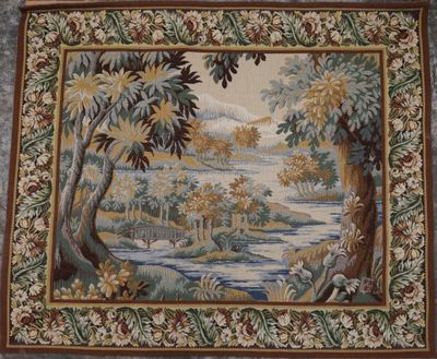 une image d'une tapisserie accrochée au mur