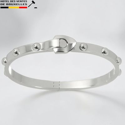 gros plan d'un bracelet sur fond blanc