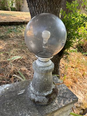 une boule de verre posée au sommet d'un poteau en pierre