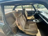 une photo de l'intérieur d'une voiture avec le siège relevé