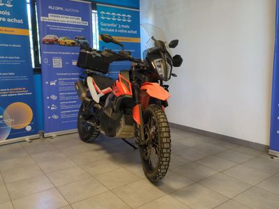 un motocycle garé à l'intérieur d'un bâtiment