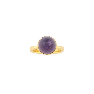 une bague en or avec une pierre violette au centre