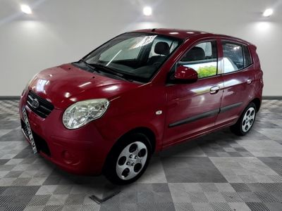 la photo d'une petite voiture rouge garée dans un garage