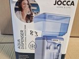 la boîte d'un purificateur d'eau posée sur un carton