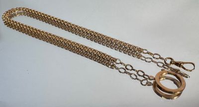 une image représentant une chaîne en or à laquelle est accrochée une bague