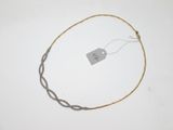 une photo d'un collier auquel est attachée une étiquette