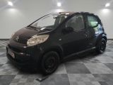 la photo d'une petite voiture noire sur un sol en damier