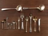 plusieurs cuillères et fourchettes disposées sur une table