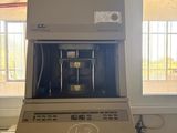 une machine posée sur un comptoir dans une pièce