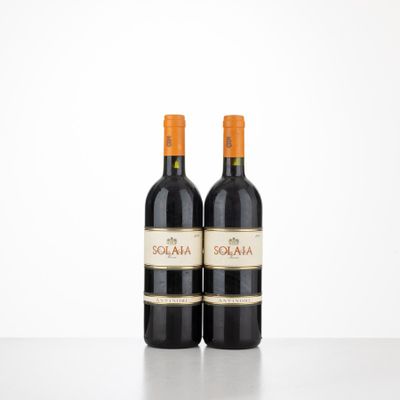 deux bouteilles de vin rouge posées sur une table