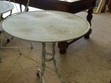 une table et des chaises dans une pièce avec un billard en arrière-plan