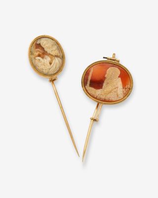 deux broches en camée d'or et de corail, dont l'une représente un homme et une femme de profil