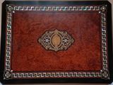 une boîte marron et noire ornée d'un motif décoratif