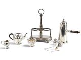 un ensemble d'objets en argent comprenant une théière, une cafetière et une cuillère