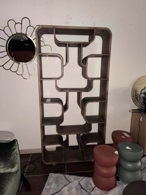 une pièce dans laquelle se trouvent un miroir, des tabourets et une table