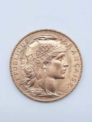 gros plan d'une pièce de monnaie sur laquelle figure une tête de femme