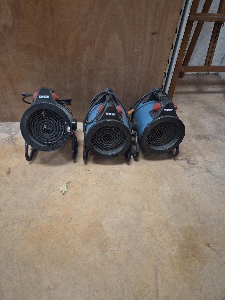 un lot d'electroportatif comprenant 3 chauffages électriques…