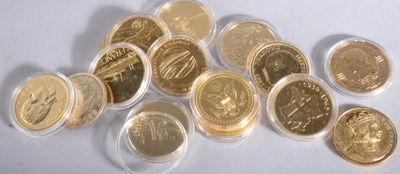 une pile de pièces de monnaie posée sur une table