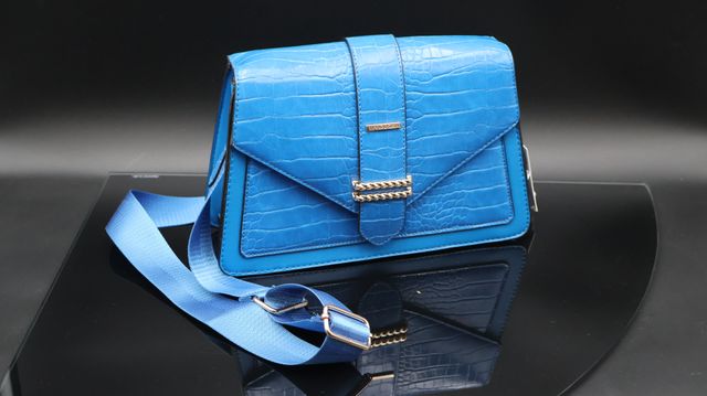 MANOUKIAN – Sac à bandoulière en simili cuir bleu. Neuf 