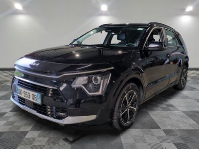 le 4x4 noir est garé sur un sol en damier dans le garage