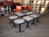 quatre tables et quatre tabourets dans un entrepôt
