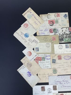 beaucoup de vieilles lettres et de timbres sur la table