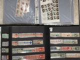 Plusieurs types de timbres sont exposés dans une vitrine.