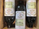trois bouteilles de vin posées sur une étagère en bois