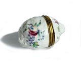 un petit coquillage blanc entouré d'une bande dorée