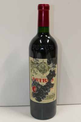 une bouteille de vin posée sur une table