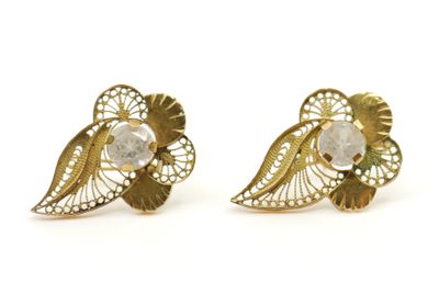 paire de boucles d'oreilles dorées ornées de cristaux transparents