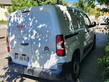 une camionnette blanche garée sur le bord de la route